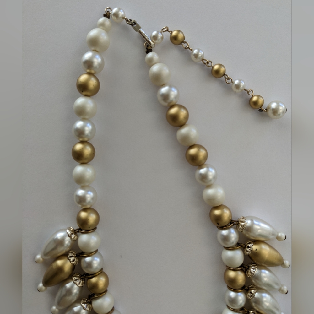 VTG JAPAN SIGNED GOLD TONE & FAUX PEARL HEAVYWEIGHT NECKLACE - Picture 4 of 10